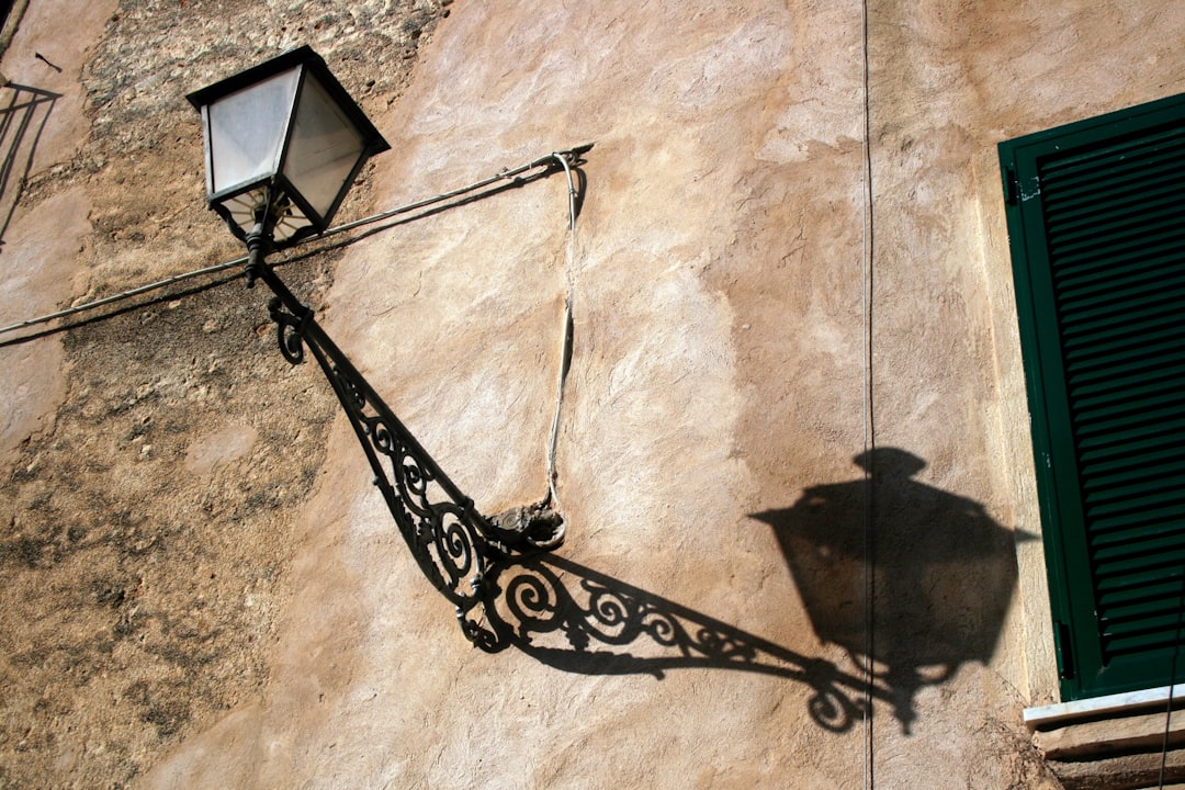 Photo Vintage Wabi-Sabi Travertine Eclipse Wall Lamp