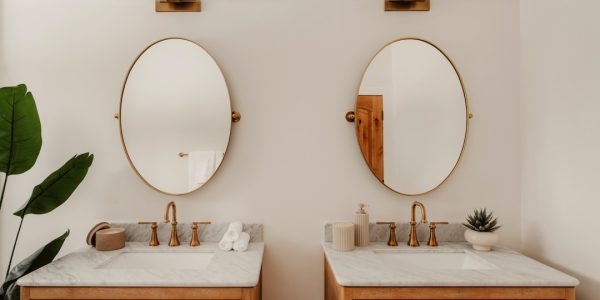 Photo brass wall sconce